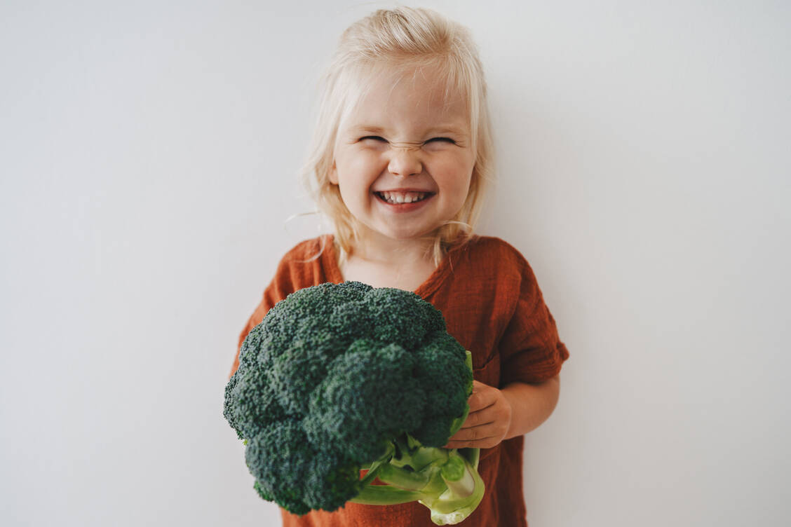 Es muss nicht unbedingt Brokkoli sein. Neben Gemüse sollten Kinder  Vollkornprodukte und Hülsenfrüchte regelmäßig essen und auch Kuhmilch trinken. / Foto: Getty Images/Everste