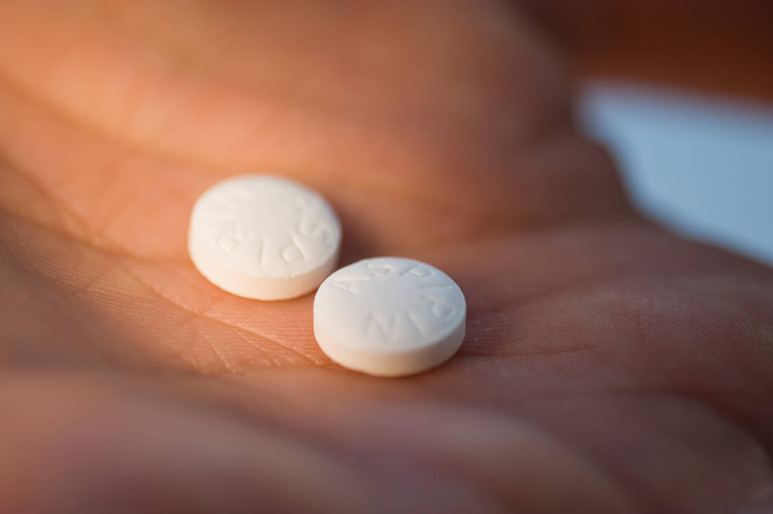 Niedrig dosierte ASS senkt bei Patienten mit kardiovaskulären Erkrankungen wie Vorhofflimmern das Risiko, einen Herzinfarkt oder Schlaganfall zu erleiden. / Foto: Getty Images/Tetra Images