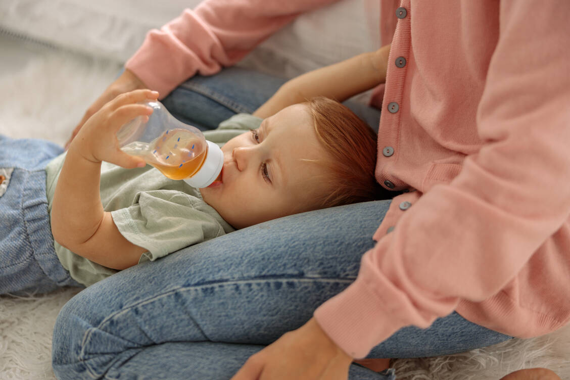 Zusätzliche Flüssigkeit wie Wasser oder Tee brauchen Kinder vor dem Beikostalter nicht. Tee sollte immer ungesüßt gegeben und das Fläschchen nicht zum Dauernuckeln überlassen werden. / © Getty Images/dima_sidelnikov