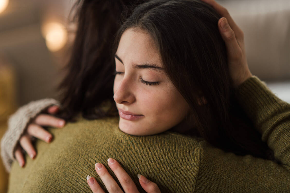 Unterstützung ist ein wichtiger Baustein der Heilung von PTBS. Es hilft, nicht zu drängen, sondern einfach da zu sein, Sicherheit zu geben und geduldig zu bleiben, rät eine Expertin. / © Getty Images/Halfpoint