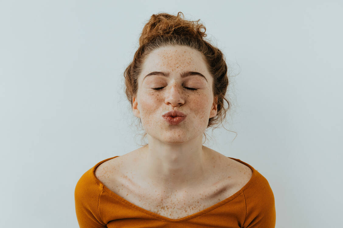 Vom Küssen ist bei einem Ausbruch von Lippenherpes abzuraten.  / Foto: Adobe Stock / Jet Cat Studio