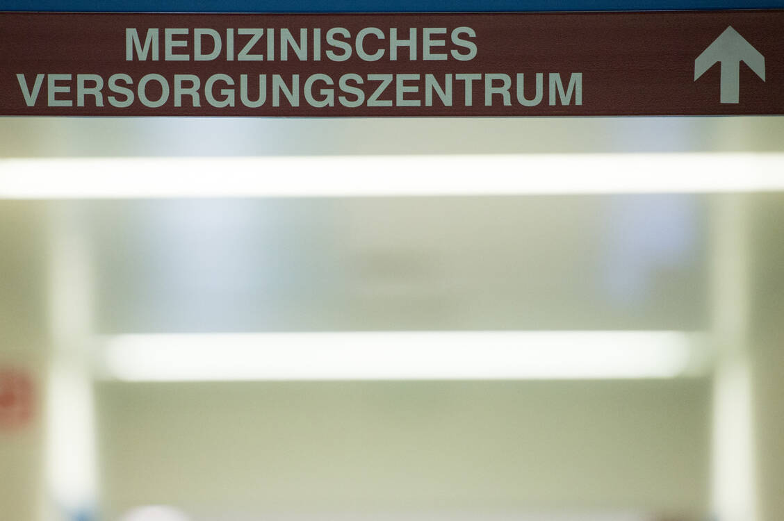 Versorgungsqualität: Es besteht Uneinigkeit darüber, ob ein medizinisches Versorgungszentrum besser oder schlechter ist, wenn der Inhaber ein Investor statt ein Arzt ist. / Foto: picture alliance / dpa