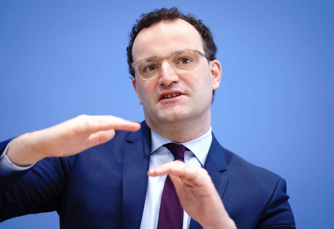 Der Bundesgesundheitsminister Jens Spahn (CDU) will bei der finanziellen Unterstützung von Corona-Selbsttests zunächst nicht eingreifen. Die Regierung werde ersteinmal die Preisentwicklung beobachten, erklärte der Minister am heutigen Freitag. / Foto: picture alliance/dpa | Kay Nietfeld