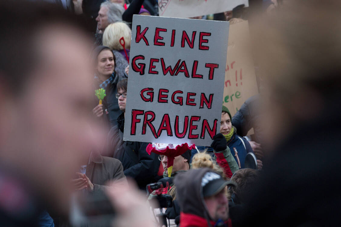 Gesundheitsberufe sind nach wie vor Frauenberufe. Gewalt gegenüber Frauen im Alltag und am Arbeitsplatz ist ein gesamtgesellschaftliches Problem, so Expertinnen und Experten.  / © Imago/Eibner