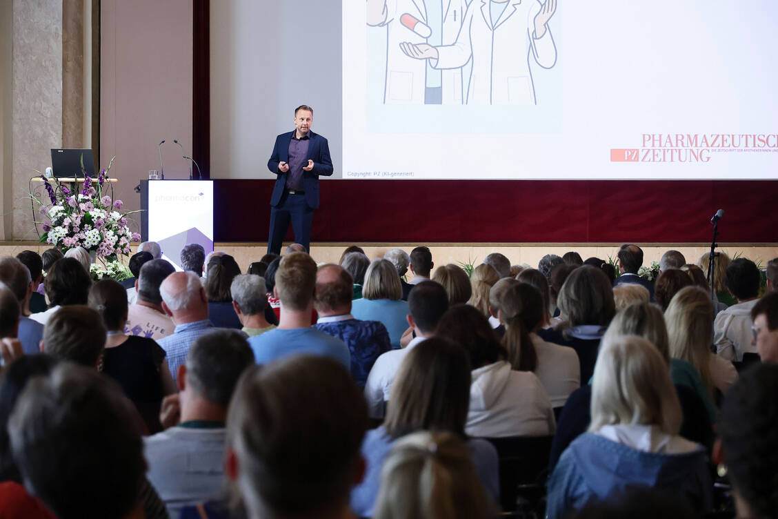 Die neu auf den Markt gekommenen Arzneistoffe stellt PZ-Chefredakteur Sven Siebenand jedes Jahr auch beim Pharmacon Meran vor. Im Anschluss findet die Verleihung des PZ-Innovationspreises statt. / © PZ/Alois Müller