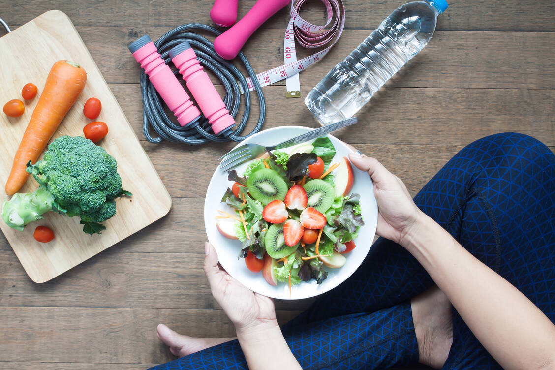 Im besten Fall greifen mehr Bewegung und eine gesündere Ernährung ineinander. / Foto: Getty Images/Supreeya Chantalao/EyeEm