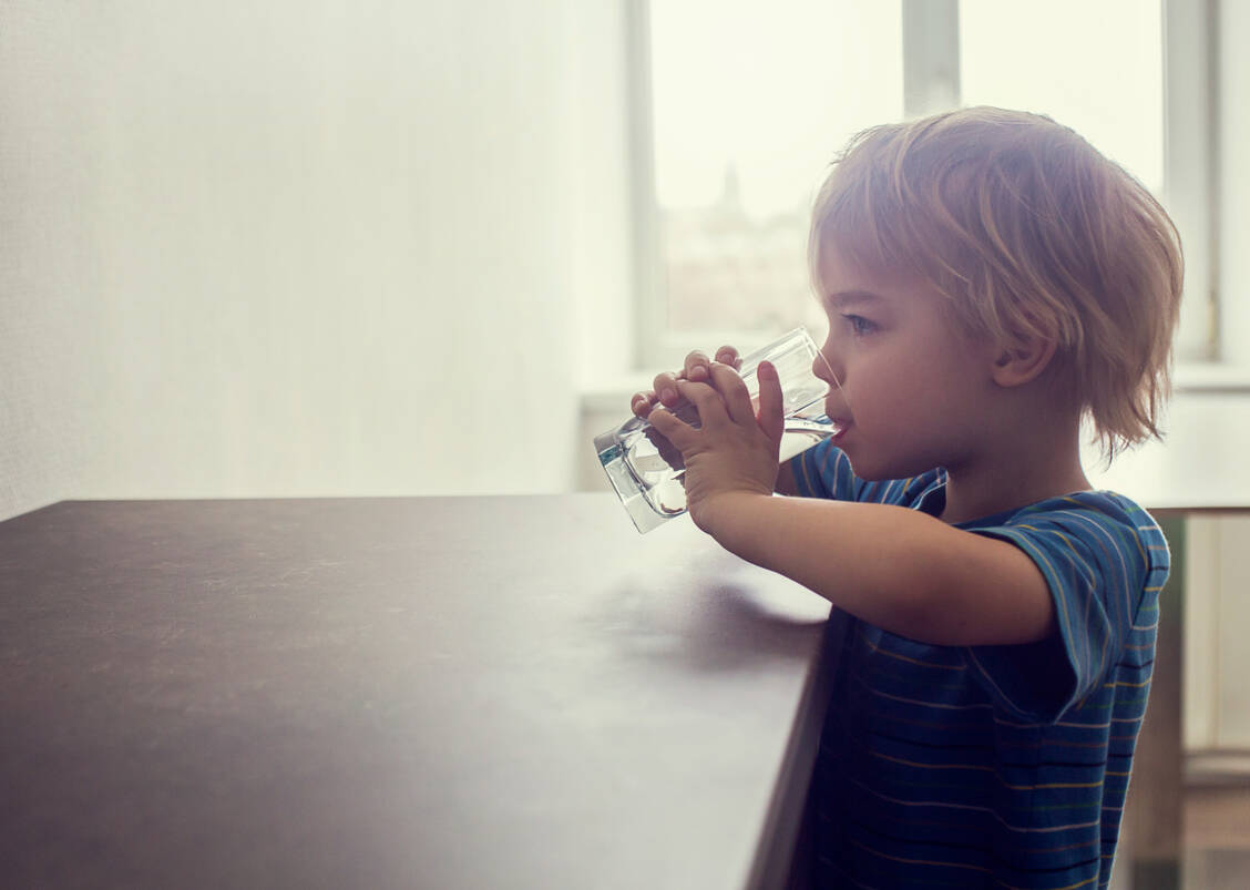 Ständiger Durst, häufiges Wasserlassen, starke Müdigkeit und Gewichtsabnahme: Bei diesen Symptomen sollten Eltern mit ihrem Kind sofort zum Arzt, denn dahinter könnte ein unerkannter Diabetes stecken. / Foto: Getty Images/Martins Rudzitis