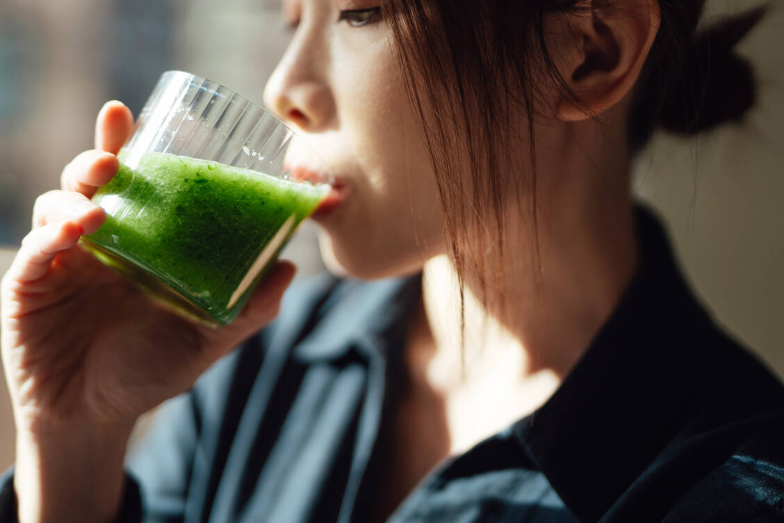Gelegentlich kann ein Smoothie eine Portion Obst und Gemüse ersetzen. Allerdings ist es grundsätzlich besser, diese Lebensmittel am Stück zu verzehren. / Foto: Getty Images/Oscar Wong