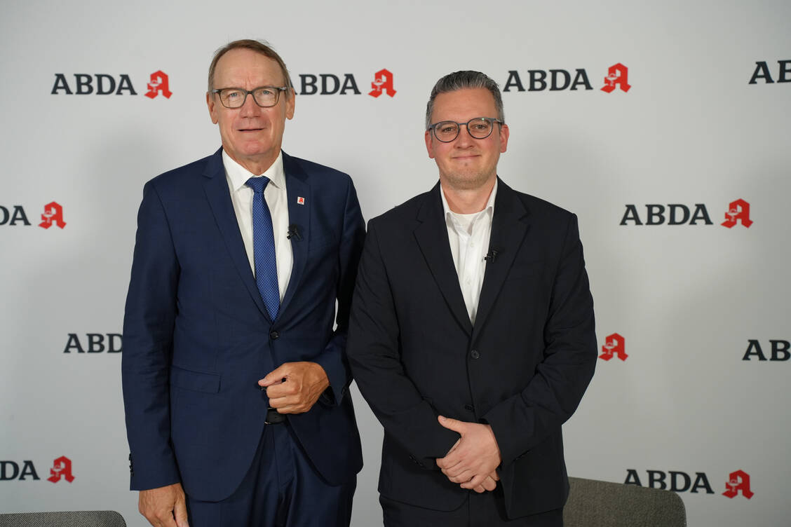 ABDA-Präsident Thomas Preis (links) und ABDA-Pressesprecher Benjamin Rohrer gaben heute anlässlich des Tags der Apotheke einen Überblick über die künftige Rolle der Apotheke in der Primärversorgung. / © ABDA