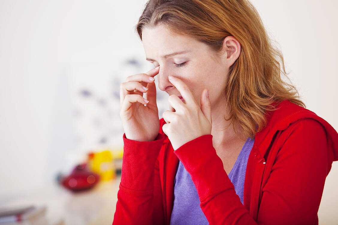 Bei einer Nasennebenhöhlenentzündung spürt der Patient einen Druckschmerz im Stirn- und Wangenbereich. / Foto: Adobe Stock/RFBSIP