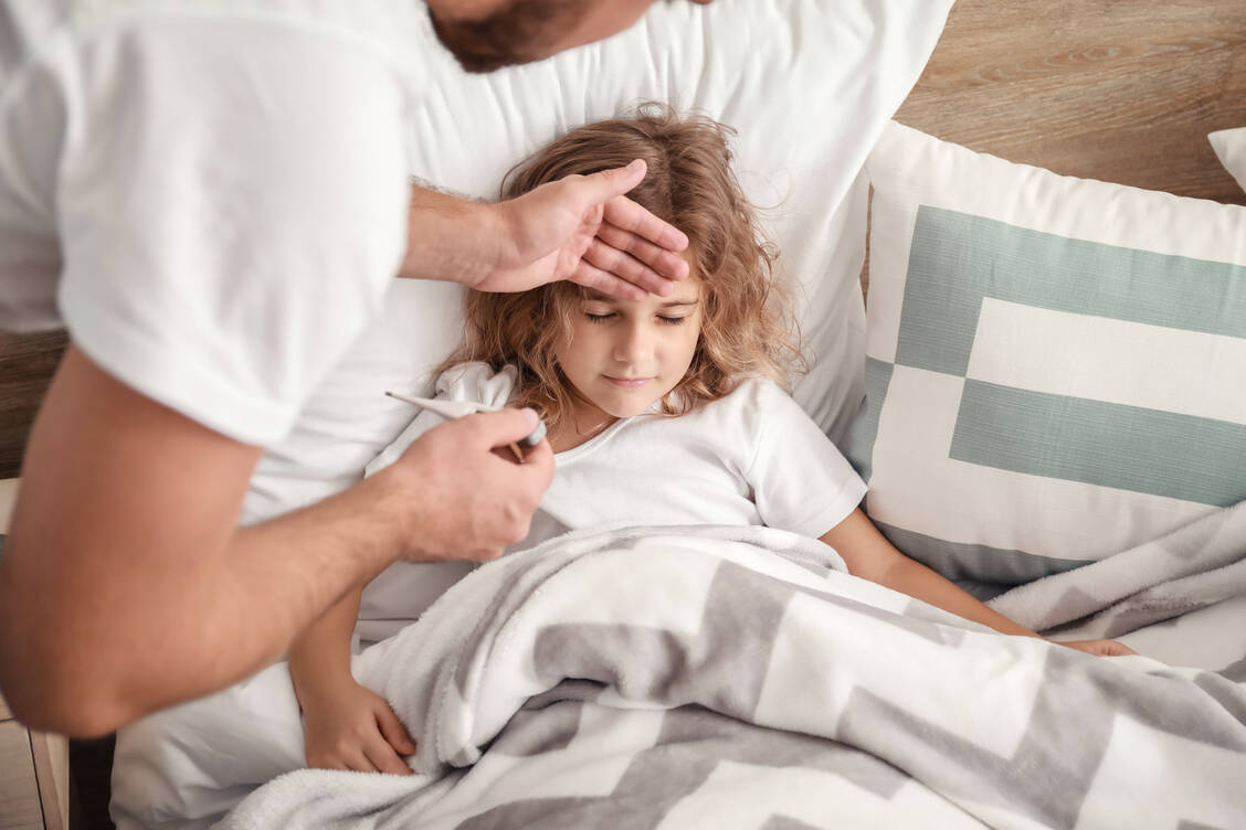 Fieber bei unkomplizierten Infekten bei Kindern muss in der Regel nicht medikamentös gesenkt werden. / Foto: Adobe Stock/Pixel-Shot