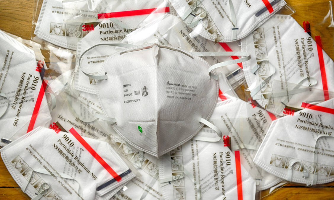 Vier Verfahren, in denen Unternehmen mit dem Bund über die Bezahlung der bestellten Masken streiten, sollen am 15. Dezember entschieden werden. / © trialartinf – stock.adobe.com
