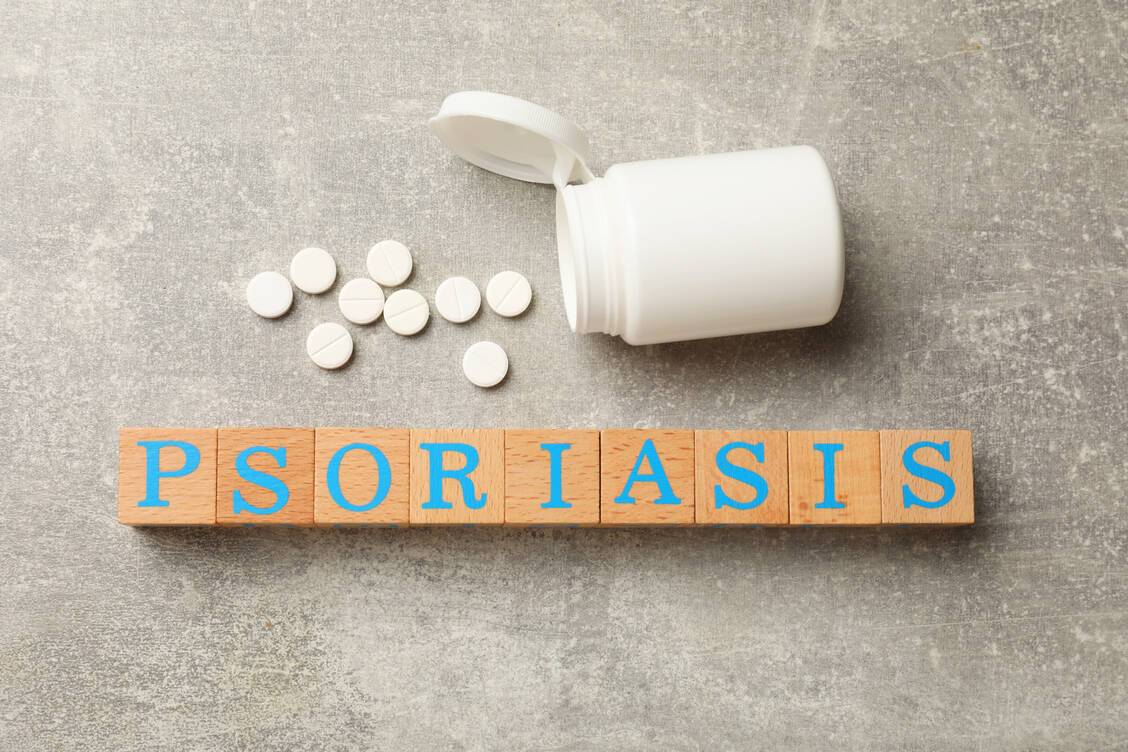 Mit Icotrokinra ist ein erster oral verfügbarer Wirkstoff zugelassen worden, der die Interleukin-23-Signalgebung bei Plaque-Psoriasis drosselt.  / © Getty Images/Liudmila Chernetska