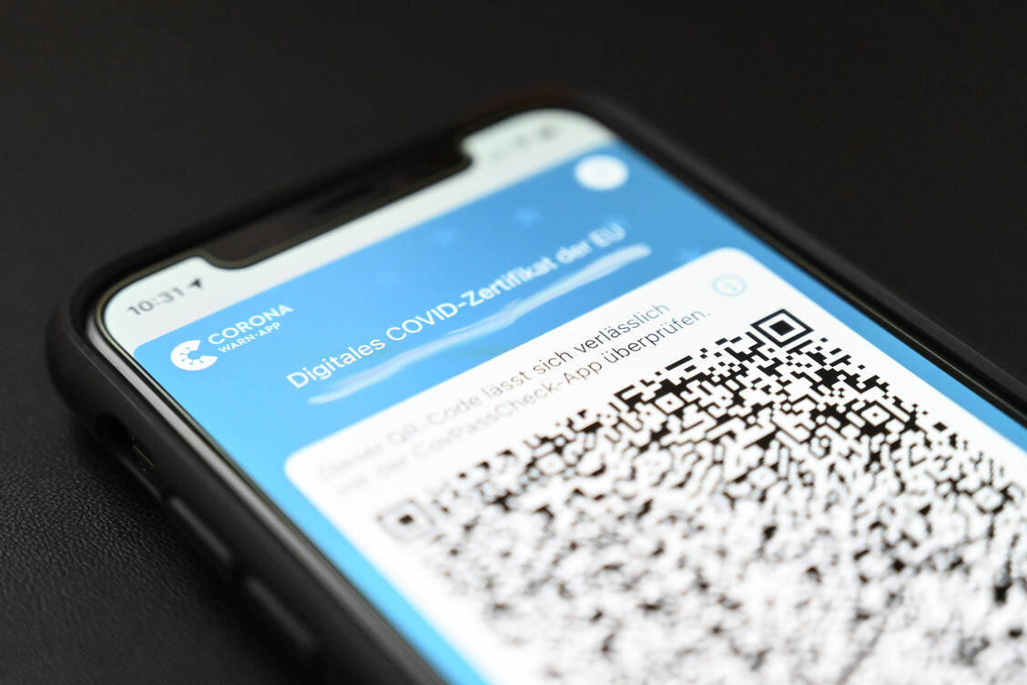 Etwa in der Corona-Warn-App können Impf-, Test- und Genesenennachweise eingespeist werden. Die Genesenennachweise sollen nach der Infektion künftig nur noch drei Monate lang gültig sein. / Foto: Imago Images/Lobeca