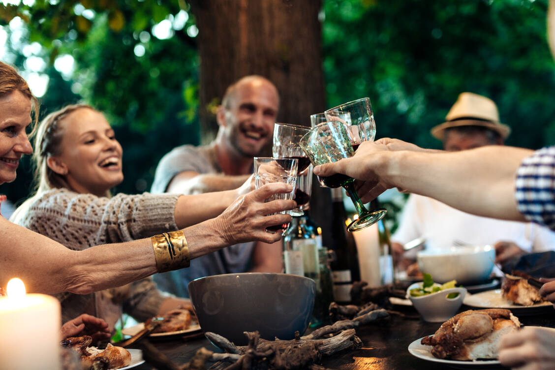 Ein Glas Rotwein am Tag ist förderlich für die Gesundheit? Das hinterfragt die neue Studie zumindest für Menschen unter 40. / Foto: Getty Images/Hinterhaus Productions
