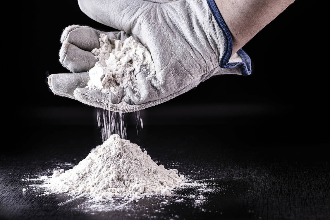 Titandioxid steckt beispielsweise in Wandfarbe, Zahnpasta und Sonnencreme. Oft hat der Stoff gar keine funktionale Bedeutung, sondern sorgt nur dafür, dass Pasten oder Tabletten weißer aussehen / Foto: Getty Images/RHJ