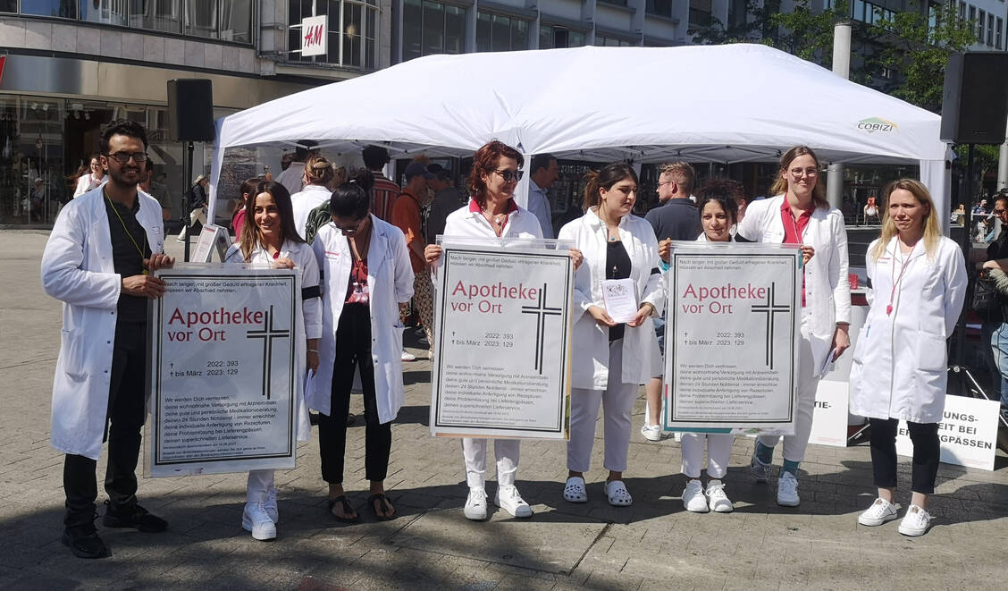 Die Teams der direkt anliegenden Löwen- und Europa-Apotheke aus Hannover trugen Trauer um die Apotheke vor Ort. / Foto: PZ/Daniela Hüttemann