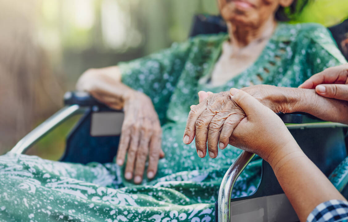 Immer mehr Menschen sind in Deutschland auf Pflege angewiesen.  / Foto: Adobe Stock/toa555