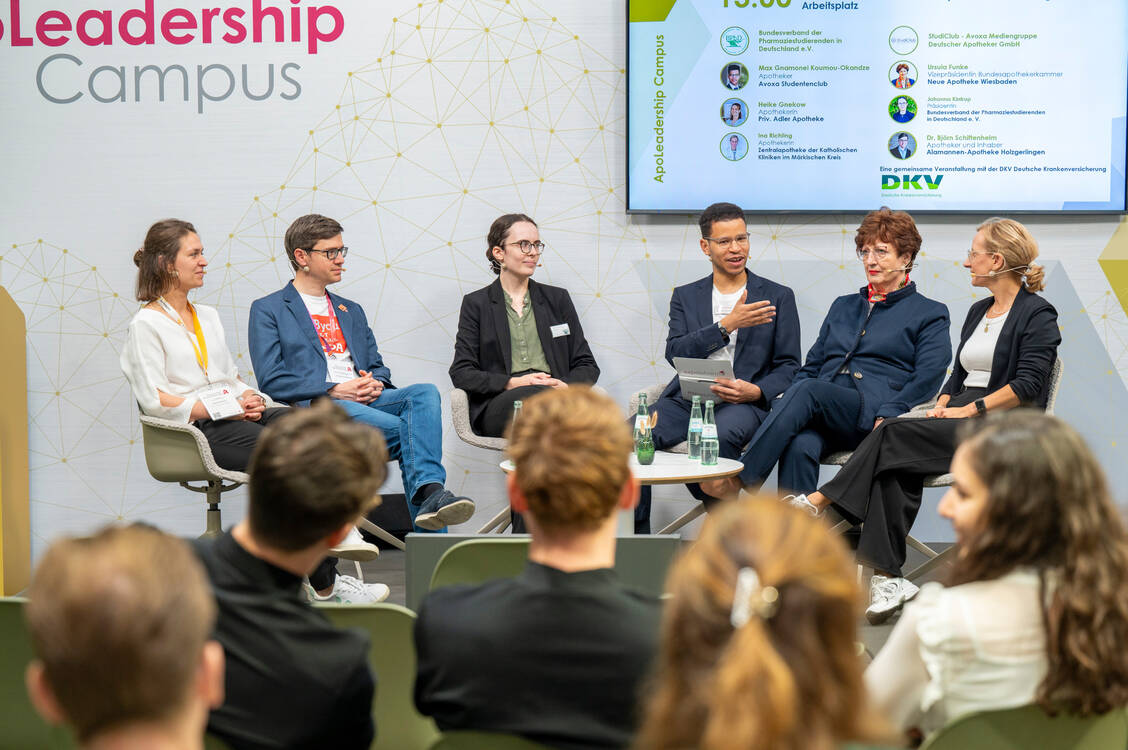 Unter Moderation von Max Gnamonei Koumou-Okandze (dritter von rechts) diskutierten Heike Gnekow, Dr. Björn Schittenhelm, Johanna Kintrup, Ursula Funke und Ina Richling (von links) über den Einfluss der praktischen Ausbildung auf die Attraktivität der öffentlichen Apotheke als Arbeitsplatz. / Foto: Avoxa/Expopharm/Zweilux