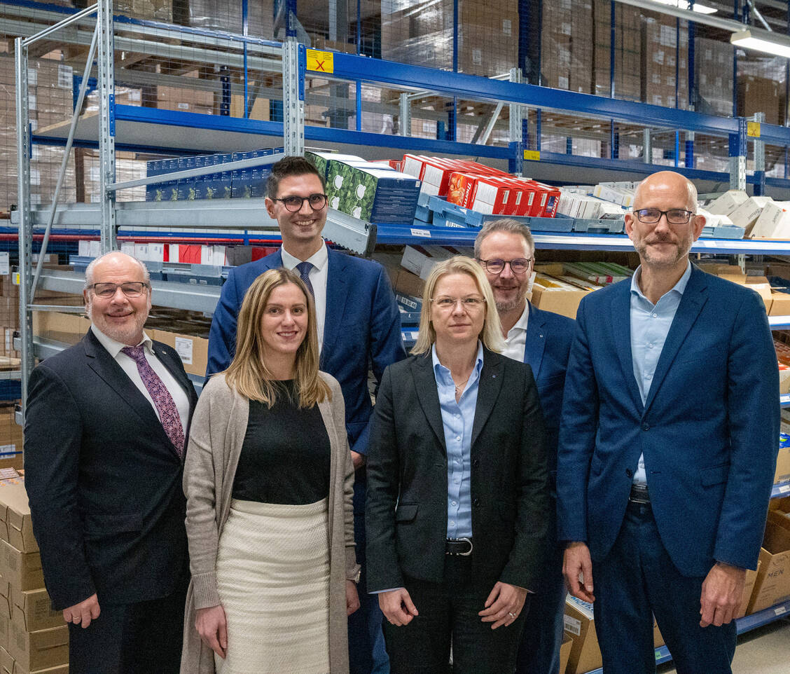 Bei der Noweda in Frechen sprachen (v.l.) Georg Kippels, Seida Vuk (Vertriebsleitung), Sepp Müller (CDU), Jana Ehmer (Mitglied der Geschäftsleitung), Ingo Arlinghaus (Niederlassungsleiter Betrieb Frechen) und Joachim Reinken (Leiter Unternehmenskommunikation) über die Lage von Apotheken und Pharmagroßhandel. / Foto: Noweda