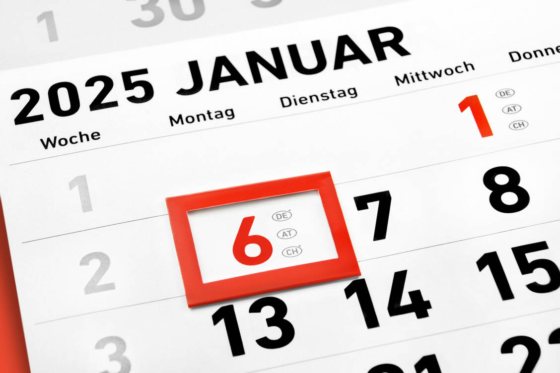 Heilige Drei Könige ist nur in Bayern, Baden-Württemberg und Sachsen-Anhalt ein Feiertag.  Wohnt man etwa  in Bayern, der Arbeitsplatz ist aber in Hessen, so gilt für den Arbeitnehmer eine Arbeitspflicht. / © Adobe Stock/PhotoSG