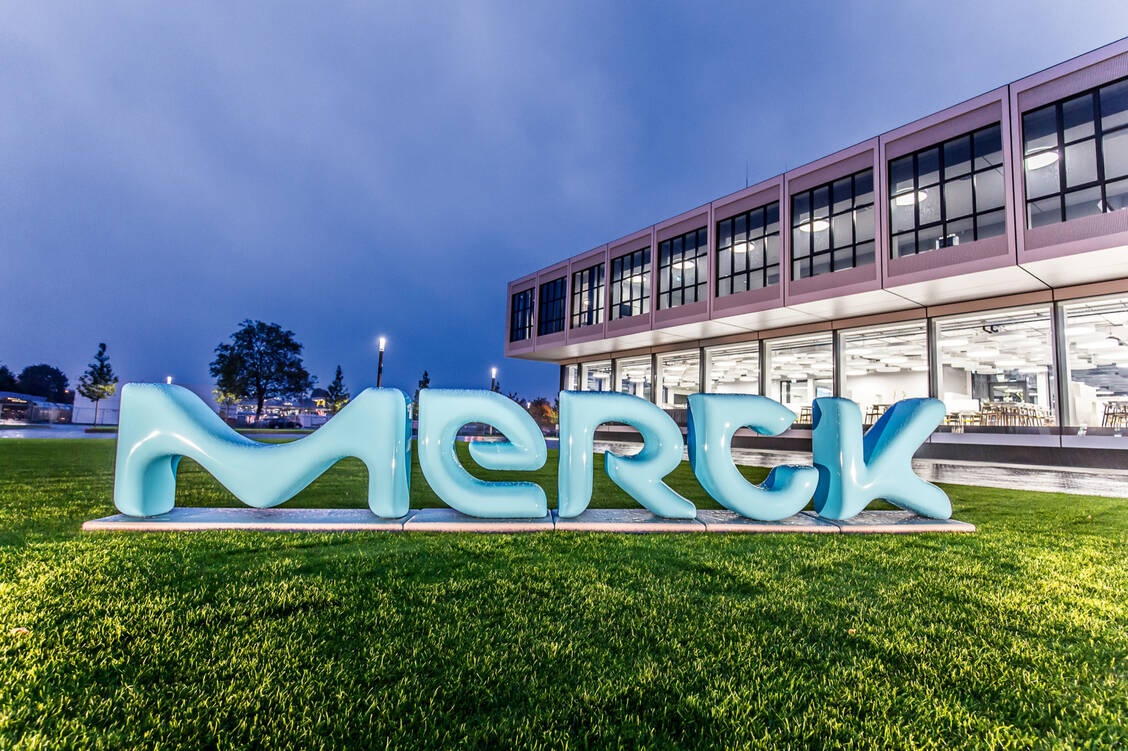 Wegen der weltweiten Belastung des Wirtschaftswachstums erwartet Merck für das laufende Jahr nun einen bereinigten Betriebsgewinn zwischen 4,35 und 4,85 Milliarden Euro,  nach rund 4,4 Milliarden Euro vor einem Jahr ist  ein leichter Rückgang  demnach nicht ausgeschlossen. / Foto: Merck