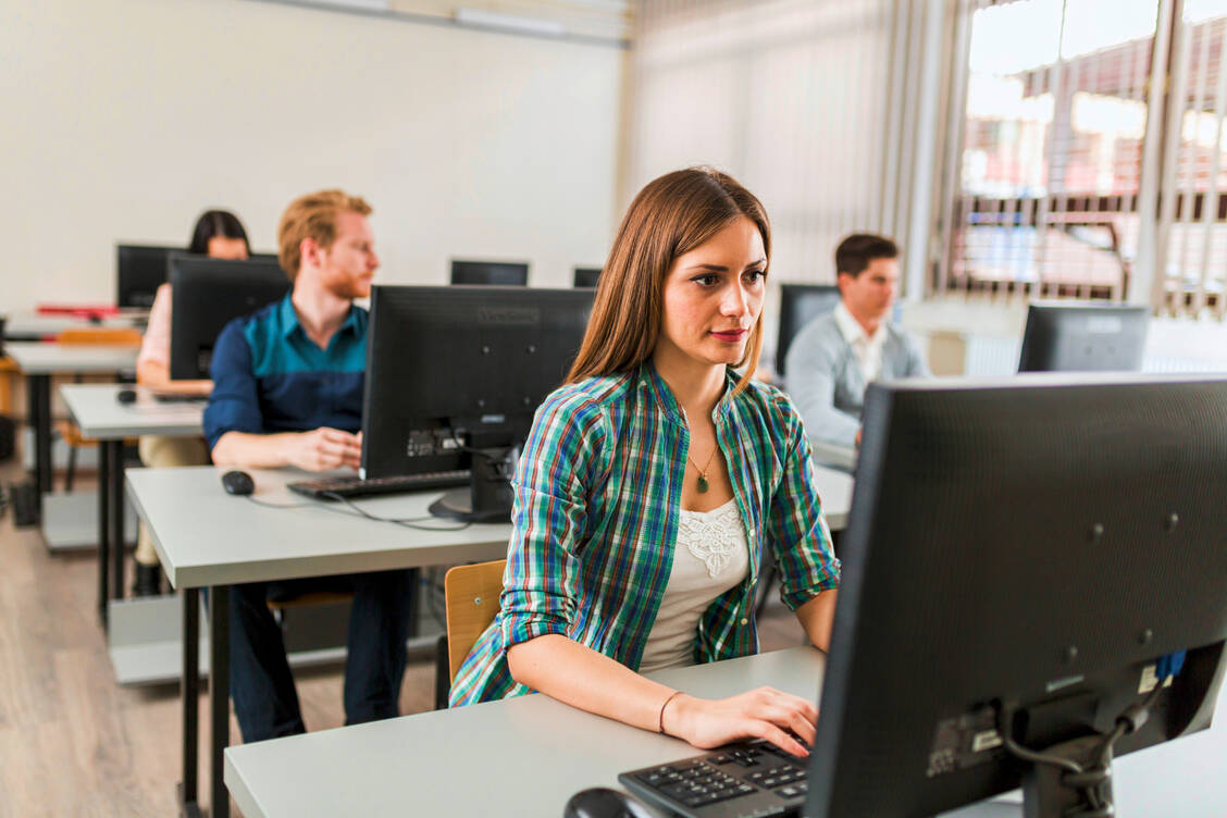 Der PhaST wird online unter Aufsicht durchgeführt. Alle Aufgaben sind dabei nach dem Multiple-Choice-Prinzip konstruiert. / Foto: Adobe Stock / NDABCREATIVITY