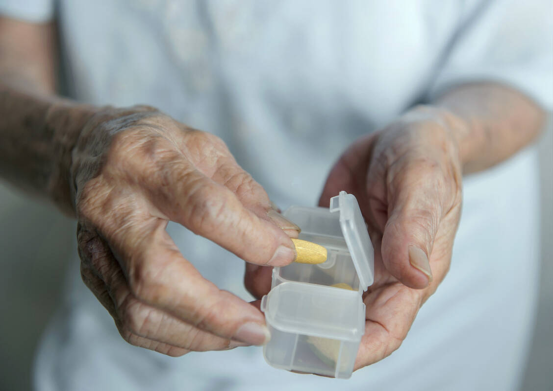 Nehmen Patienten ihre Medikamente nicht regelmäßig ein, kann das ganz unterschiedliche Ursachen haben.  / Foto: Adobe Stock/raymond Vong