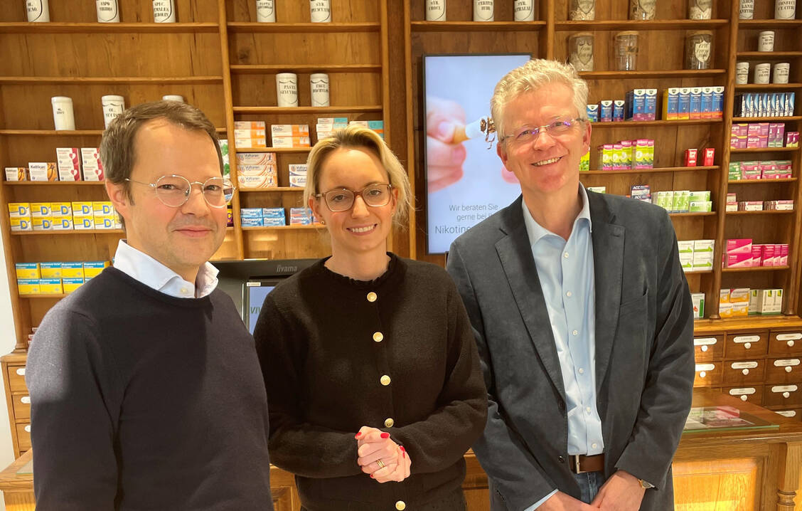 Apotheker Hauke Stange (v.l.), Oberbürgermeisterin Christiana Bauer und Thomas Rochell, Vorstandsvorsitzender des Apothekerverbandes Westfalen-Lippe, haben sich in Bielefeld über die Probleme in der Arzneimittelversorgung der Bevölkerung und die geplante Apothekenreform ausgetauscht. / © AVWL