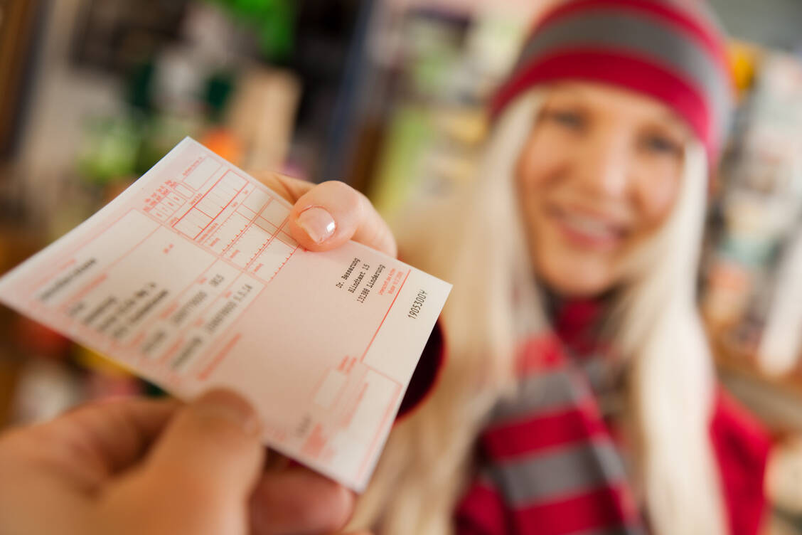 In Baden-Württemberg können jetzt auch Papierrezepten direkt mit der AOK abgerechnet werden. / © Adobe Stock/pix4U