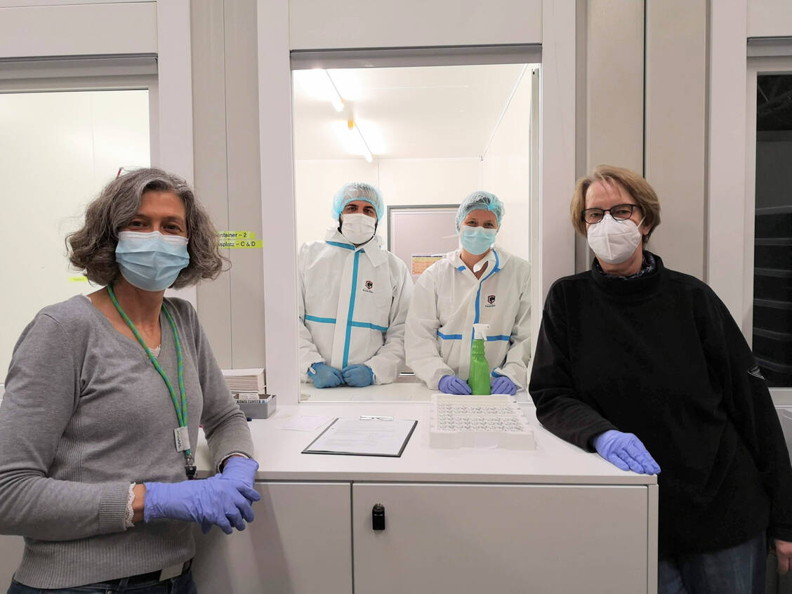 Ein pharmazeutisches Team besteht pro Schicht aus mindestens vier pharmazeutischen Fachkräften: Hier PTA Ali Akdag und Apothekerin Dr. Julia Podlogar in voller Schutzausrüstung in der Herstellung, assistiert von Apothekerin Mechthild Hülsmann (rechts). Verantwortlich in dieser Schicht, als die PZ zu Besuch war, war Apothekerin Dr. Claudia Brüning als sogenannte »Orga-Approbierte«.  / Foto: PZ/Daniela Hüttemann