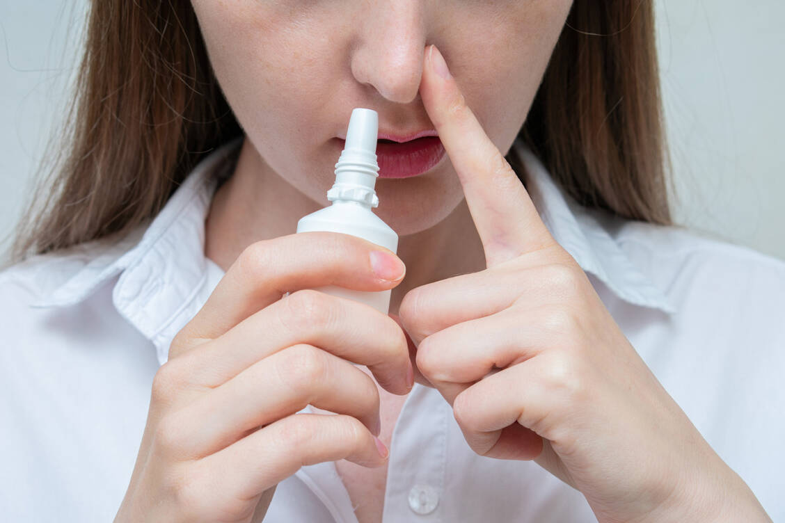 Eine Humanstudie mit knapp 400 Probanden liefert Hinweise dafür, dass die Anwendung eines Carragelose-haltigen Nasensprays vor einer SARS-CoV-2-Infektion schützen könnte. / Foto: Adobe Stock/Анастасия Семашко