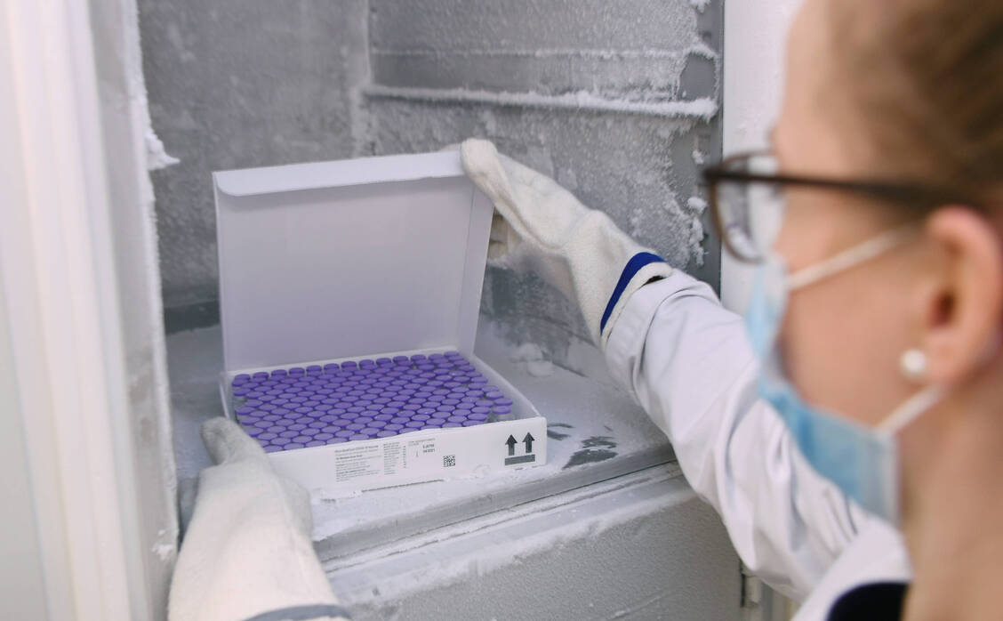 Von der Ultratiefkühlung jetzt auch auf rund minus 20 Grad: Das hält der empfindliche mRNA-Impfstoff zumindest zwei Wochen lang aus. / Foto: imago images/ULMER Pressebildagentur