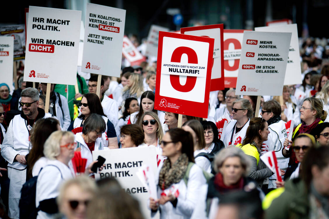 Proteste in Berlin – mit einem ähnlichen Motiv bebilderte die »Frankfurter Allgemeine Zeitung« (FAZ) einen Text, der mögliche Leistungskürzungen im Gesundheitswesen thematisiert.  / © Imago/Ipon