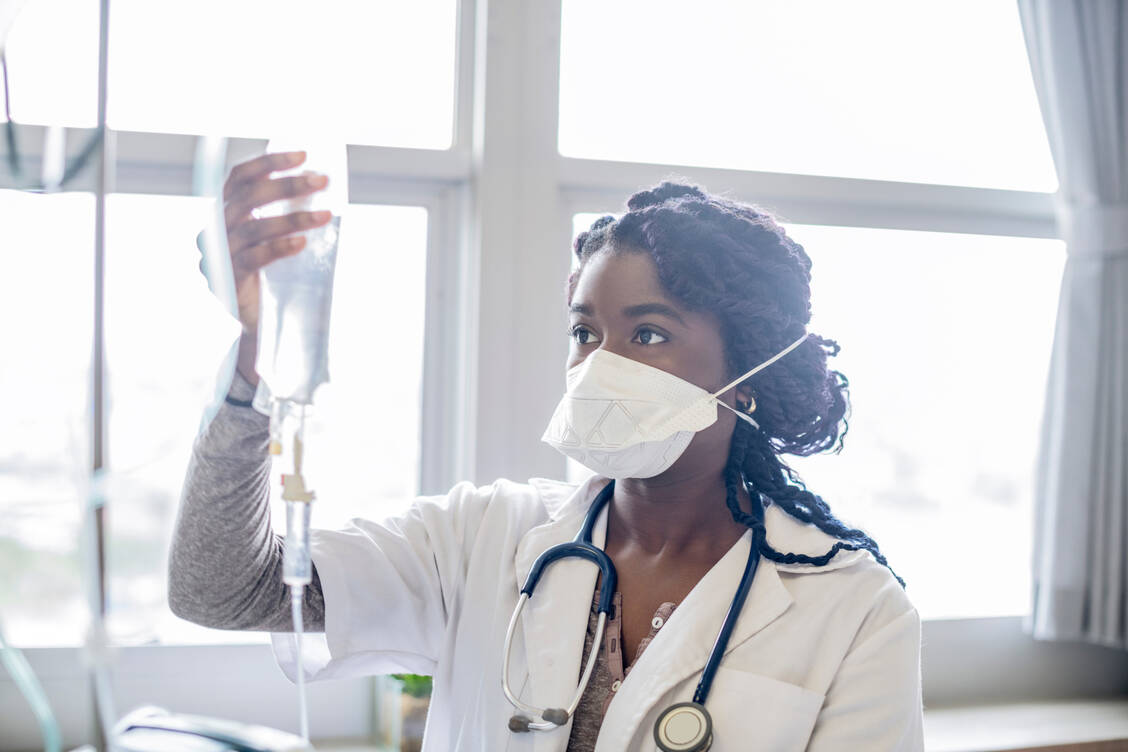 Liegen Covid-19-Patienten erst einmal auf der Intensivstation, ist eine Antibiotika-Gabe gegen nosokomiale Infektionen kaum zu verhindern. Viele SARS-CoV-2-Infizierte werden jedoch unnötigerweise schon ambulant mit Antibiotika behandelt, kritisieren Forscher. / Foto: Getty Images/JohnnyGreig