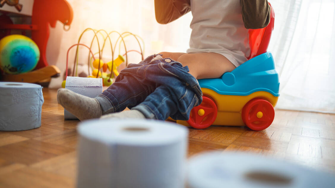 Am häufigsten leiden Kinder zwischen zwei und vier Jahren unter Verstopfung – oft genug stecken psychische Gründe dahinter. / Foto: Getty Images/dragana991