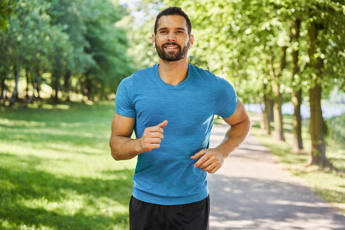 Während früher bei Epilepsie von Sport abgeraten wurde, werden Patienten heute zum Training ermutigt. Viele Sportarten, vor allem Joggen, Nordic Walking und Ballsportarten, gelten als sicher. / © Getty Images/BartekSzewczyk