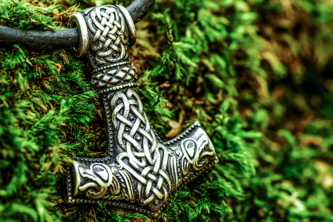 Der erste Teil des INN-Namens Molnupiravir klingt ein bisschen wie Mjölnir, die magische Waffe in Hammerform des Gottes Thor. / Foto: Adobe Stock/bukhta79