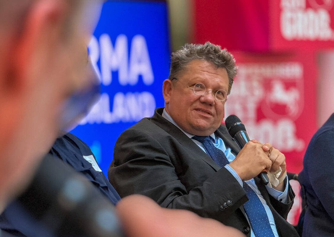 Niedersachsens Gesundheitsminister Andreas Philippi (SPD) diskutierte darüber, wie die Primärversorgung künftig unter Einbeziehung der Selbstmedikation und heilberuflicher Beratung gestaltet werden kann. / © Pharma Deutschland