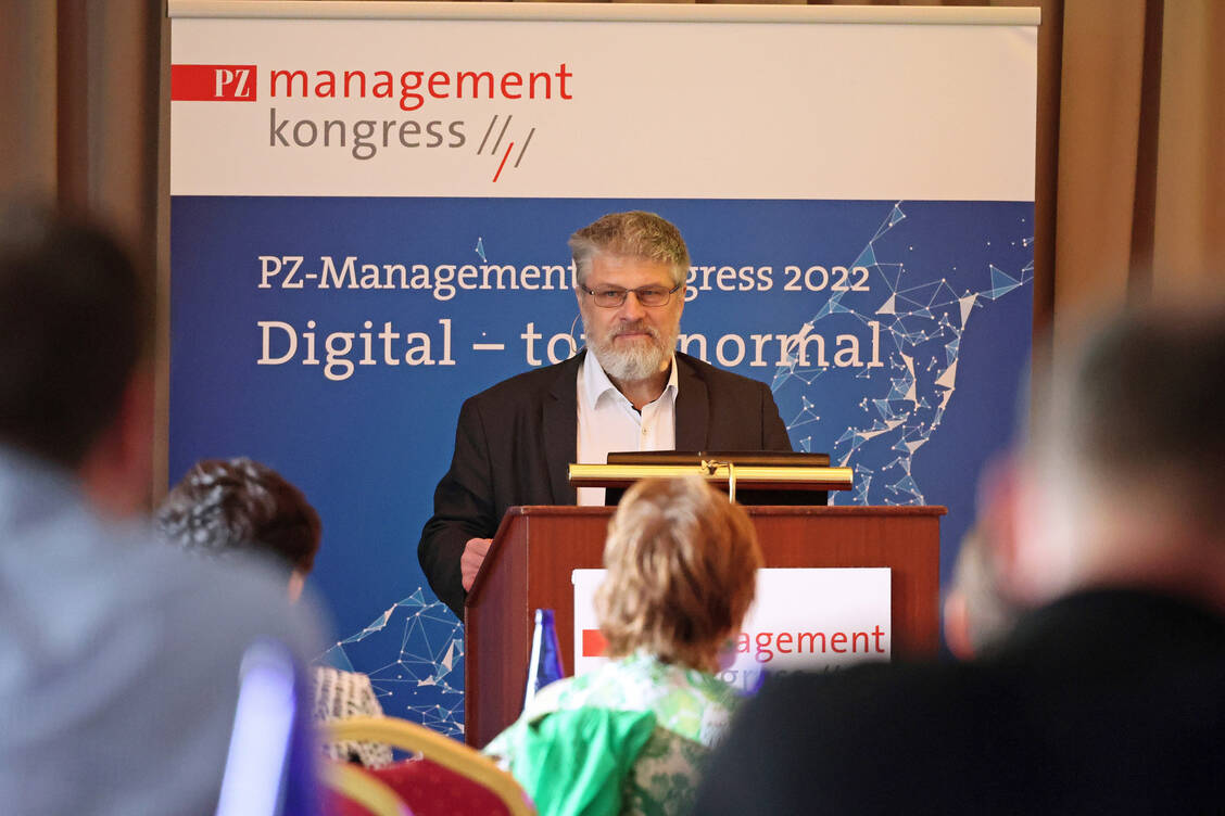 DAV-Chef Thomas Dittrich erklärte den Teilnehmenden des PZ-Management-Kongresses, warum der Apothekerverband mehr Daten von jeder einzelnen Apotheke benötigt und wie das allen nutzen würde. / Foto: PZ/Alois Müller