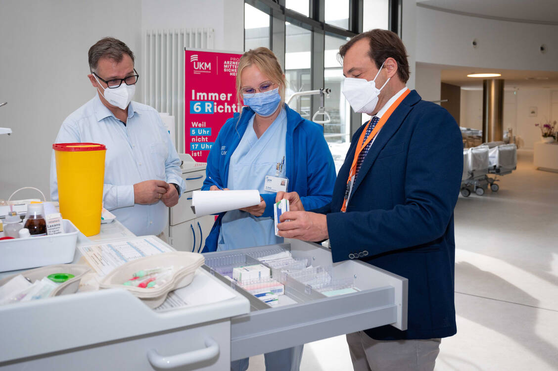 Klinikchef Professor Dr. Alex W. Friedrich (rechts) macht sich selbst ein Bild von der mobilen Stationsapotheke des Universitätsklinikums Münster. / Foto: UKM