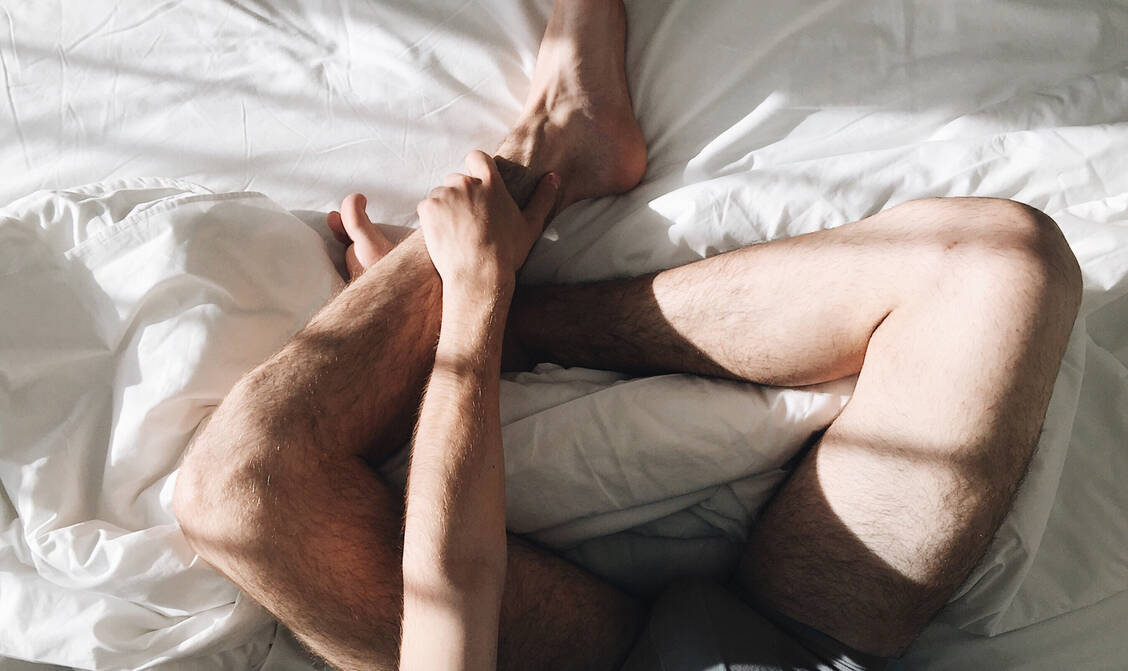 Typisch für das Restless-Legs-Syndrom sind Missempfindungen, Kribbeln, Schmerzen und Spannungsgefühle in den Beinen – vor allem in Ruhezeiten. / Foto: Getty Images/Sergey Borodin/EyeEm