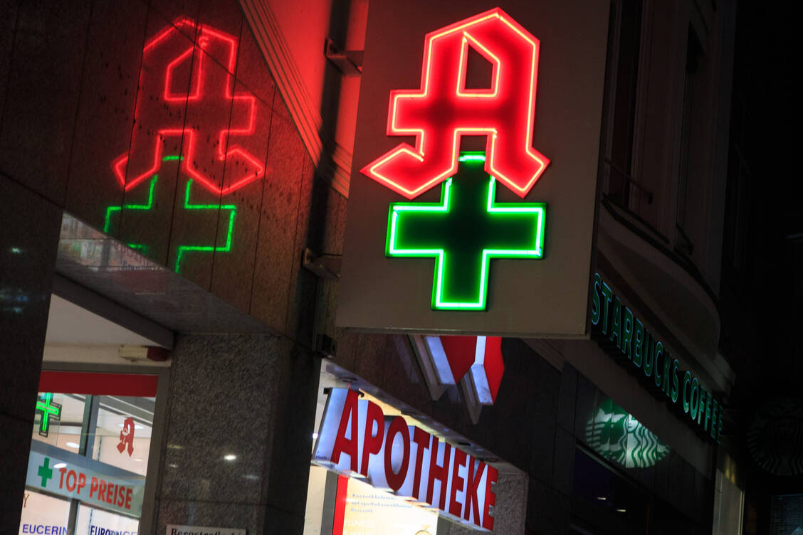 Wegen der Infektionswelle drohen den Apotheken herausfordernde Notdienste – einige Bundesländer reagieren auf die Versorgungslage. / Foto: imago stock&people