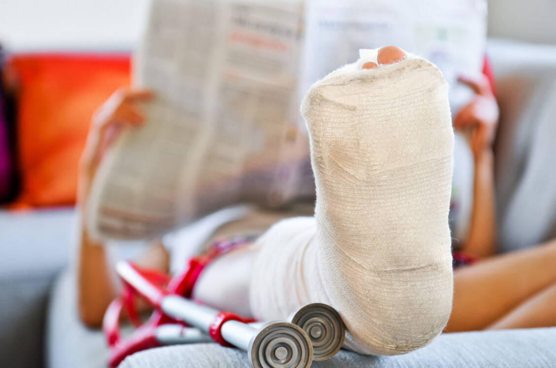 Mit einem gebrochenen Fuß oder Arm ist man erst einmal nur wenig mobil. Dadurch steigt das Risiko für eine Thrombose. / Foto: Getty Images/domin_domin