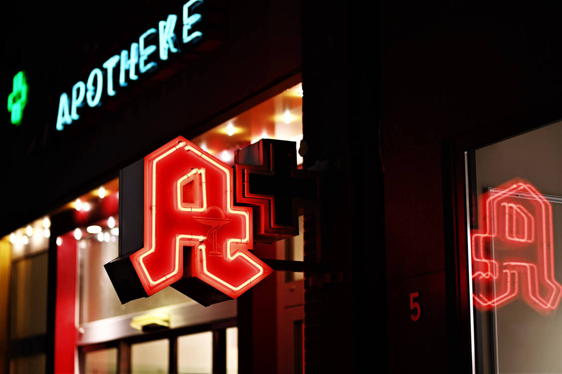 Insgesamt leisteten 17.998 Apotheken 97.308 Vollnotdienste im vierten Quartal 2022 ab.  / Foto: imago images/Lobeca