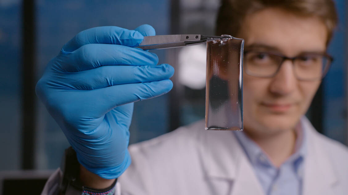 Gummiartiger Superkleber: Das Sensorpflaster hält ein Mehrfaches der Druckverhältnisse im Bauchraum aus. / Foto: EMPA