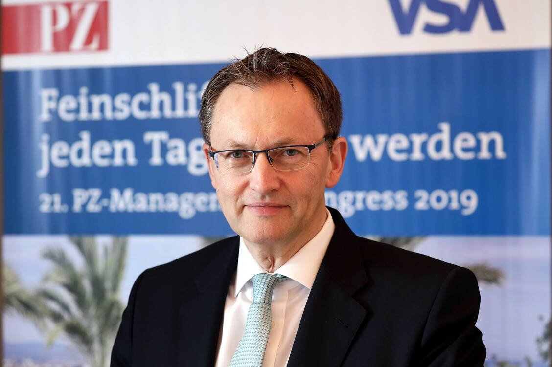 Die Weltwirtschaft trübt sich ein wenig ein, berichtete Andreas Onkelbach von der Deutschen Apotheker- und Ärztebank. / Foto: PZ/Alois Mueller