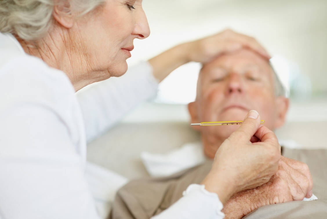 Die meisten RSV-Infektionen verlaufen auch bei Senioren mild, doch jährlich müssen auch einige Tausend deshalb ins Krankenhaus. / Foto: Getty Images/momentimages