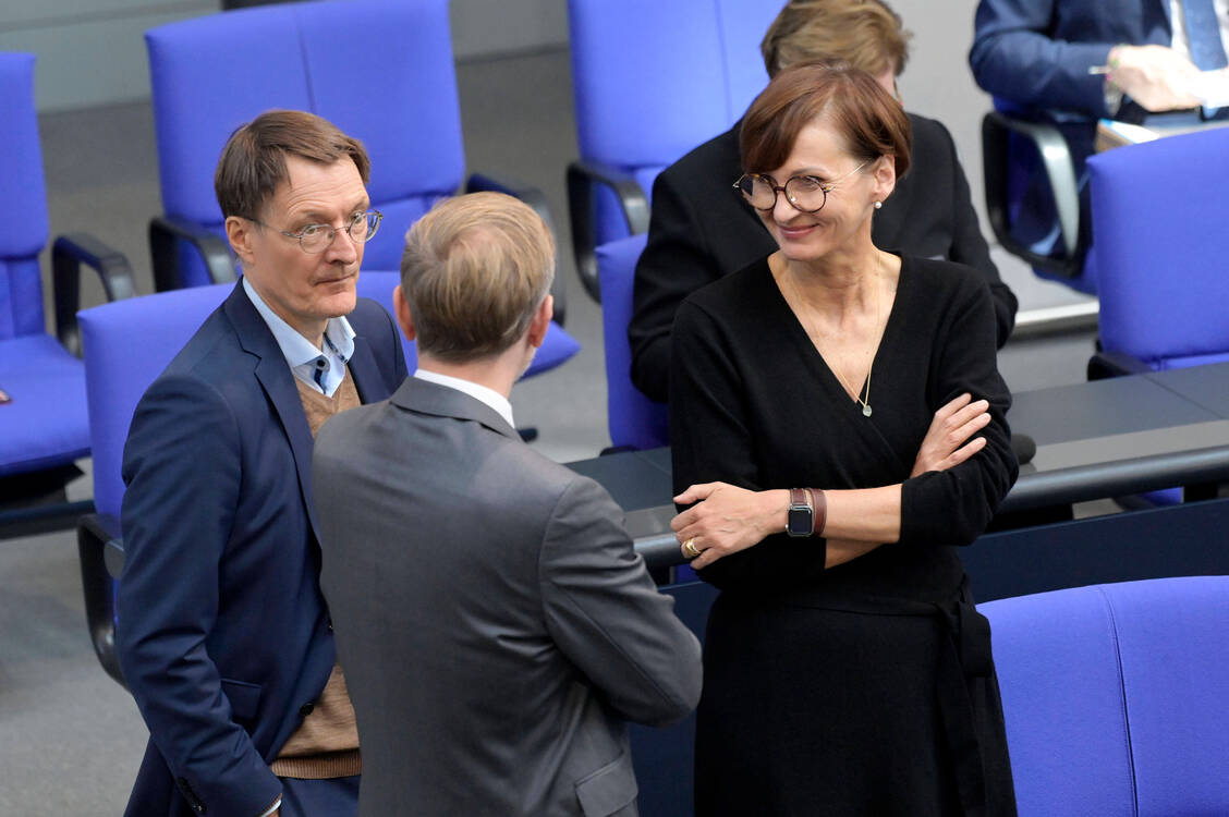 Bundesgesundheitsminister Karl  Lauterbach (SPD) droht mit seiner Apothekenreform am Widerstand von Bildungsministerin Bettina Stark-Watzinger (FDP) und Finanzminister Christian Lindner (FDP) zu scheitern.  / Foto: IMAGO/Future Image