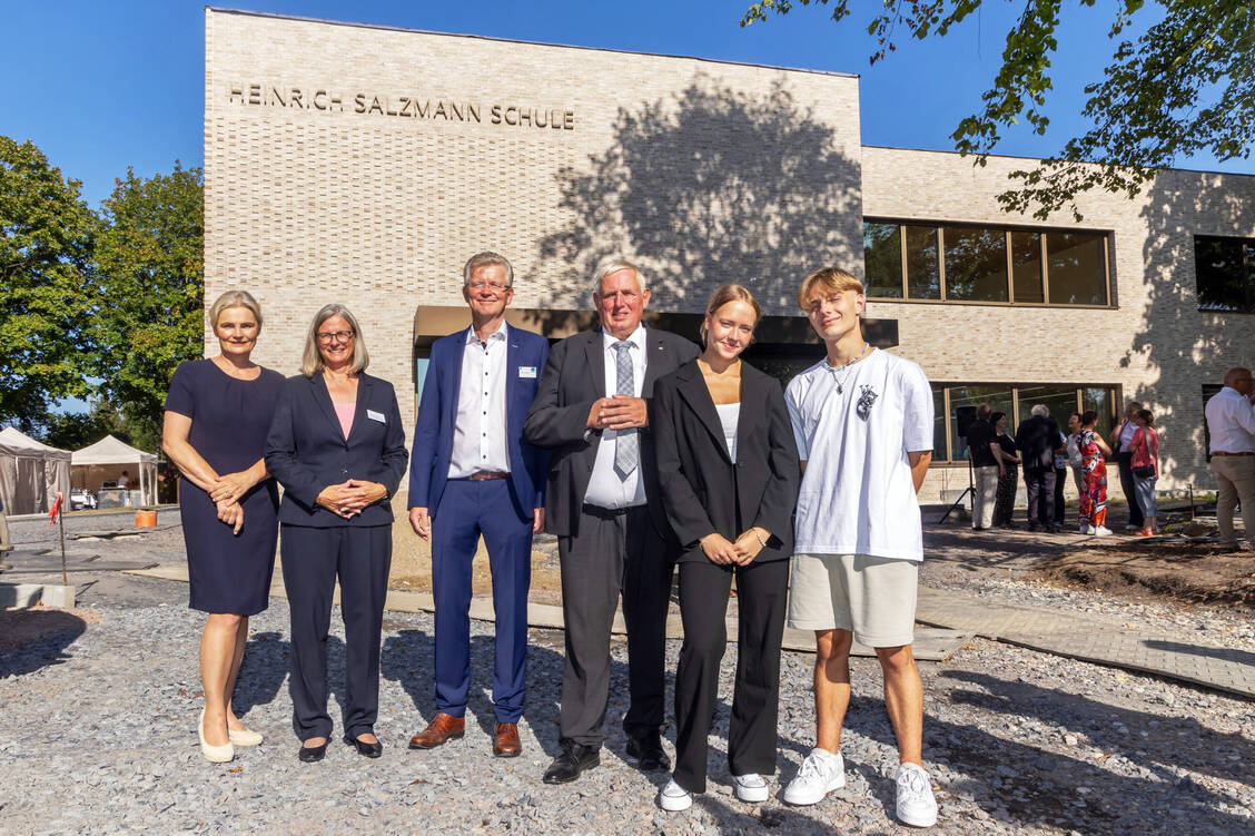 Zur Einweihung der Heinrich-Salzmann-Schule kamen unter anderem Angela Stähler (Bürgermeisterin), Schulleiterin Annette Gausepohl, Thomas Rochell (AVWL-Vorstandsvorsitzender), Gesundheitsminister Karl-Josef Laumann und die Schüler Lisa Langner und Justin Paszkiet. / Foto: Witte/MünsterView